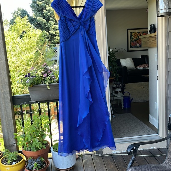 Gorgeous Tadashi Shoji  Iridescent Blue Evening Gown 8 - Picture 2 of 12